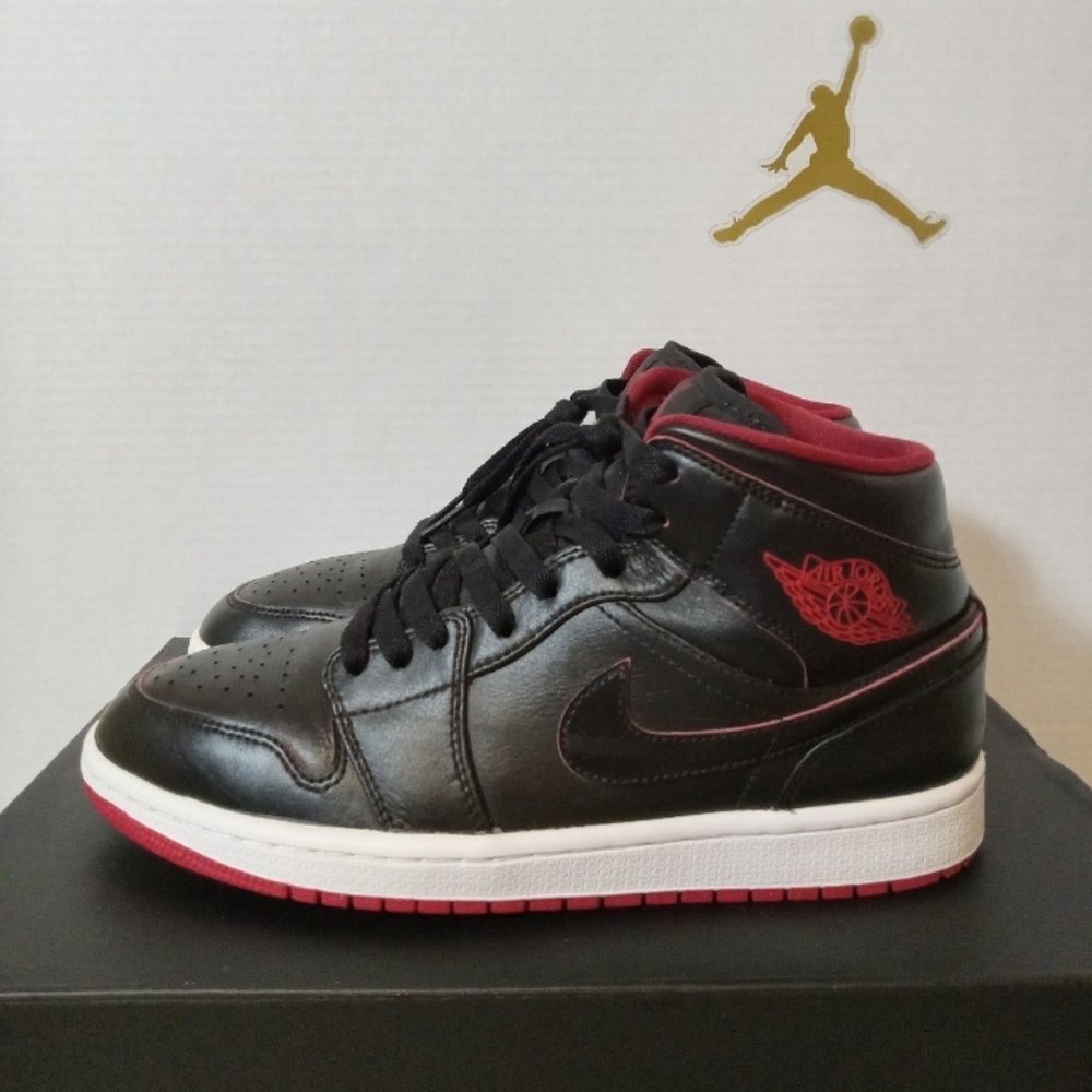 Jordan 1 Retro Mid "Black/Red" Size 8 (2015)